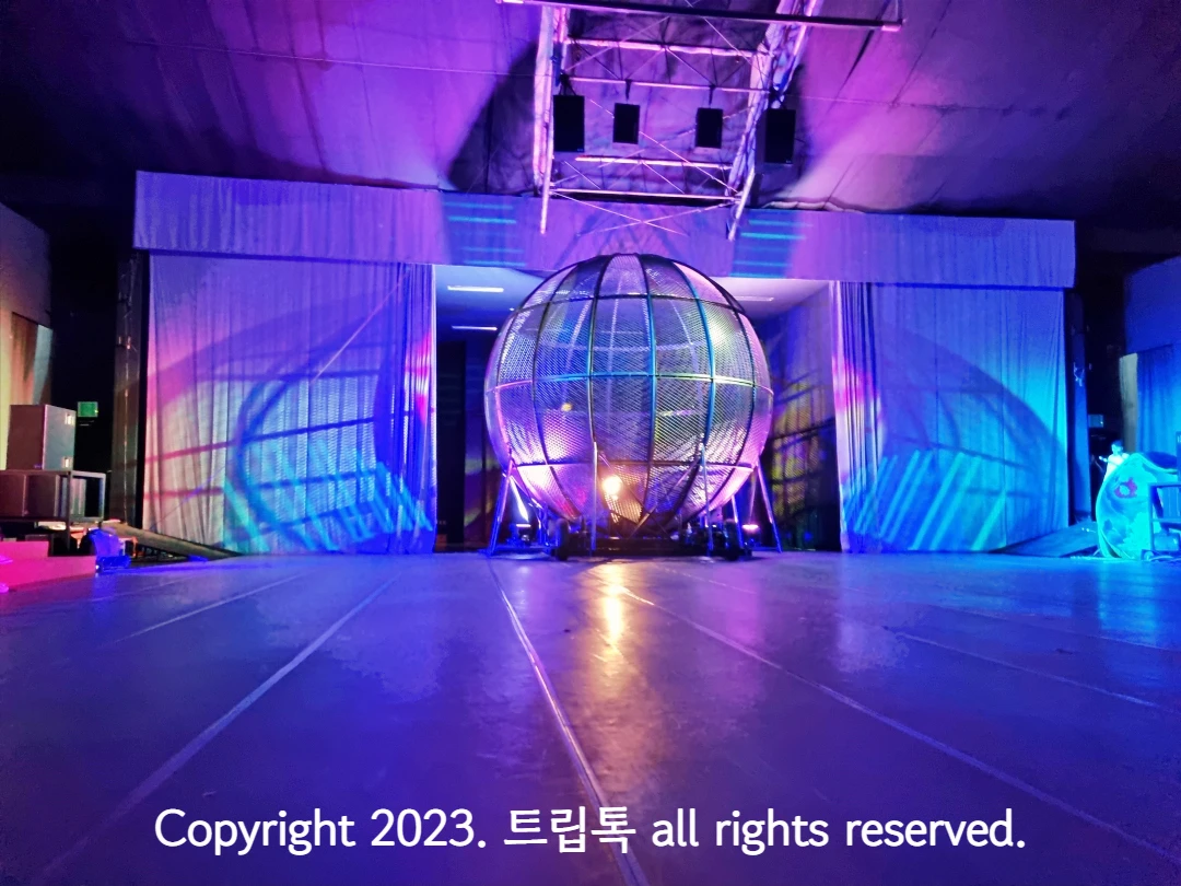 무대 뒷편에서 커다란 철장이 나온다.