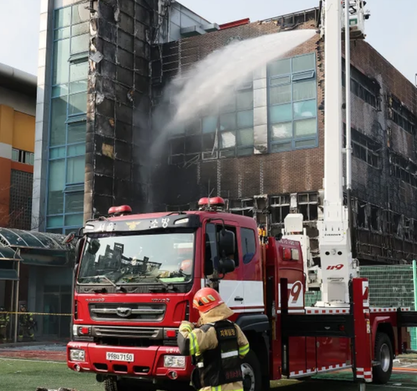 이 사진은 서울 무학여고 대형 화재가 발생하여 화재진압중인 사진입니다.