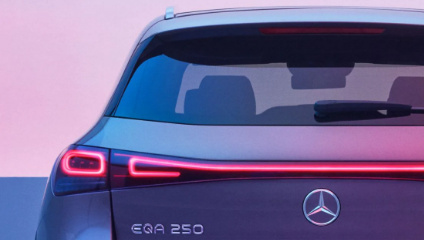 이 사진은 벤츠 EQA의후면부의 모습을 정리한 사진입니다