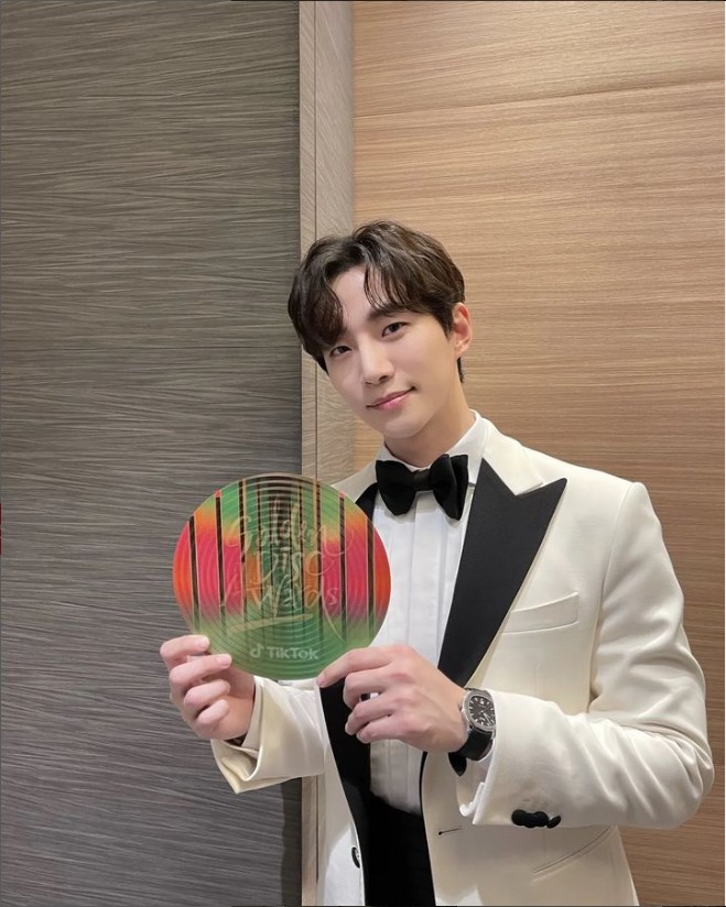 준호가-트로피를-들고있음