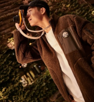 갈색후리스를입고-사진찍는-남성