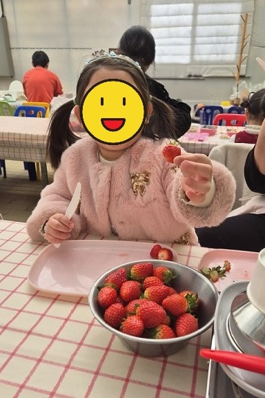 딸기잡고있는 딸