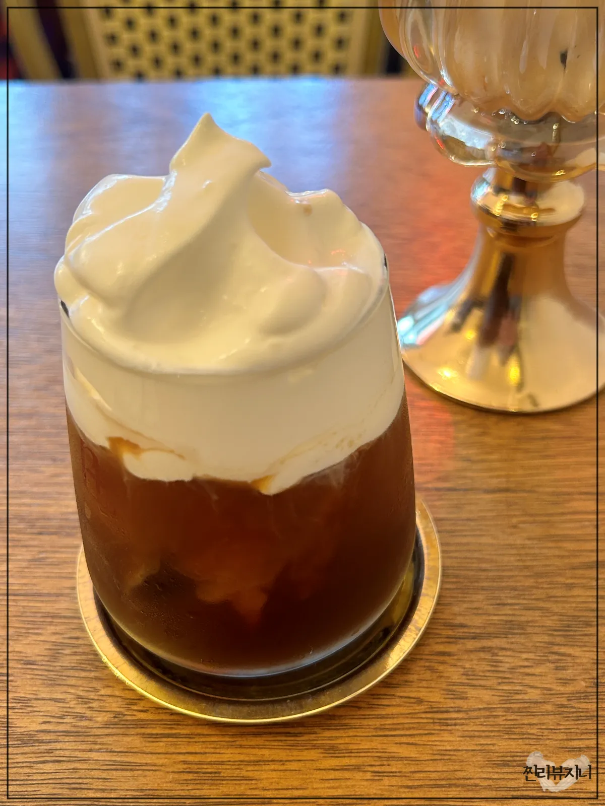 성신여대역-근처-카페-플랜터-247-아인슈페너-크림을-먹고-절반-정도-남은-모습