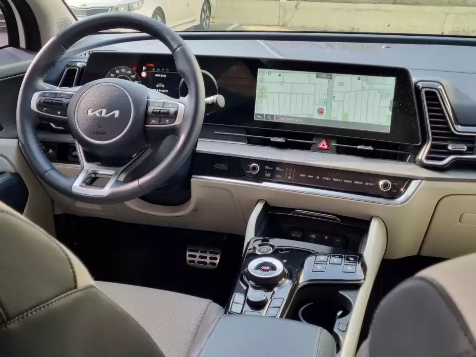 뒷좌석에서 본 운전석과 내비게이션 화면은 이렇습니다.