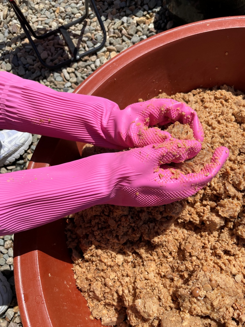 메주를-손으로-으깨는-사진