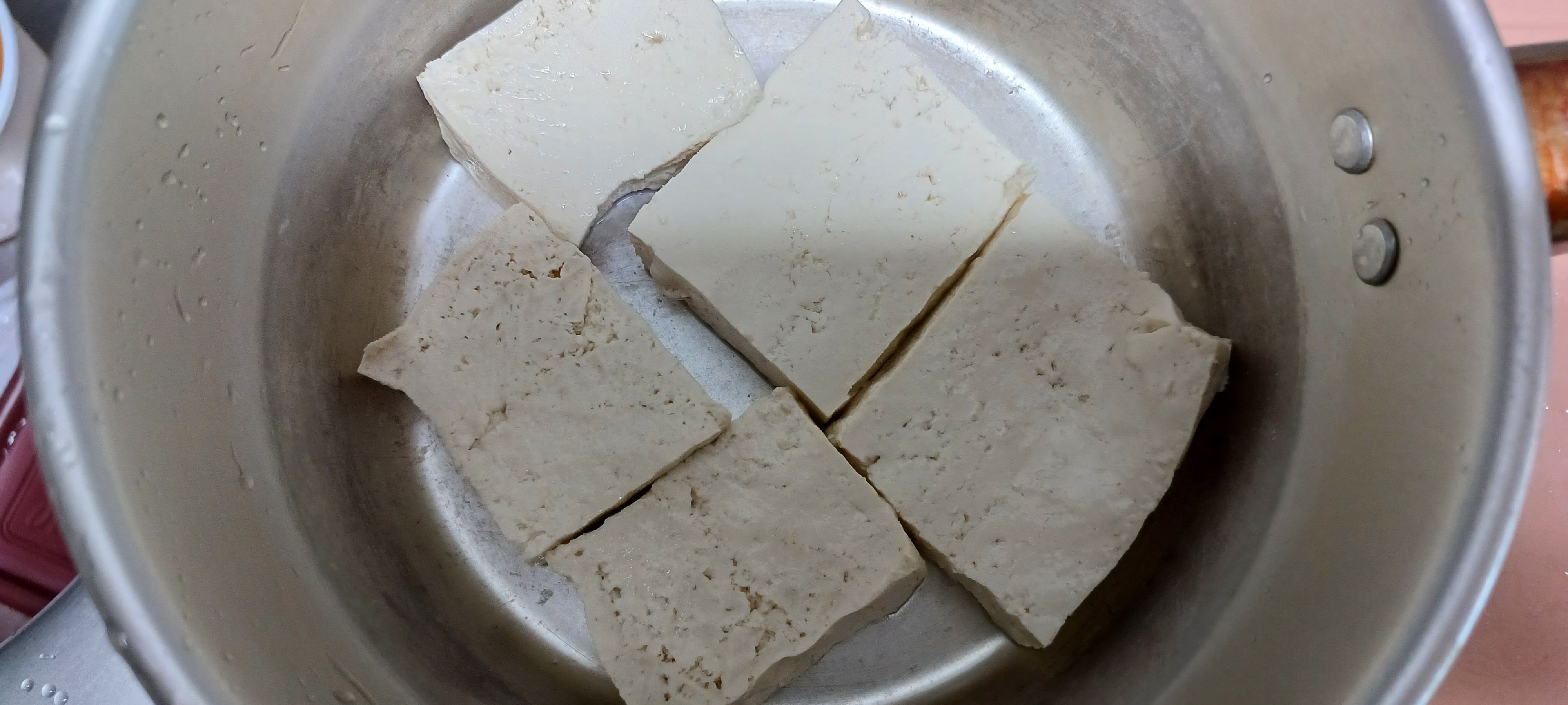 냄비에 두부 담기