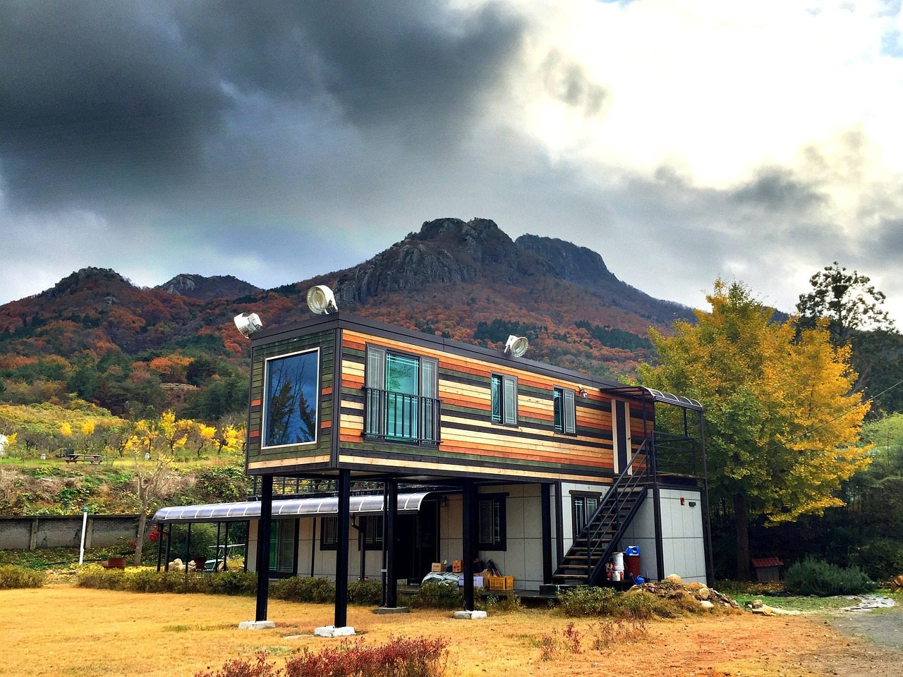 설악산 단풍 절정 시기를 상징하는 가을 산 풍경