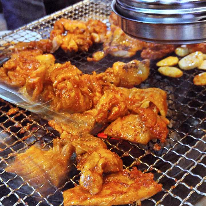 생방송오늘저녁 낭만시장 중앙시장 춘천 삼색 숯불 구이 55년 전통 닭갈비 닭안창살 닭내장 닭목살 맛집 추천