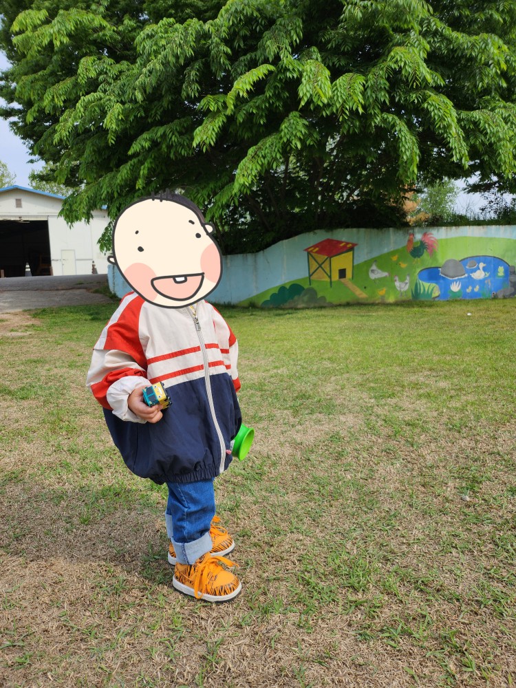 벽화 앞에 서있는 아이