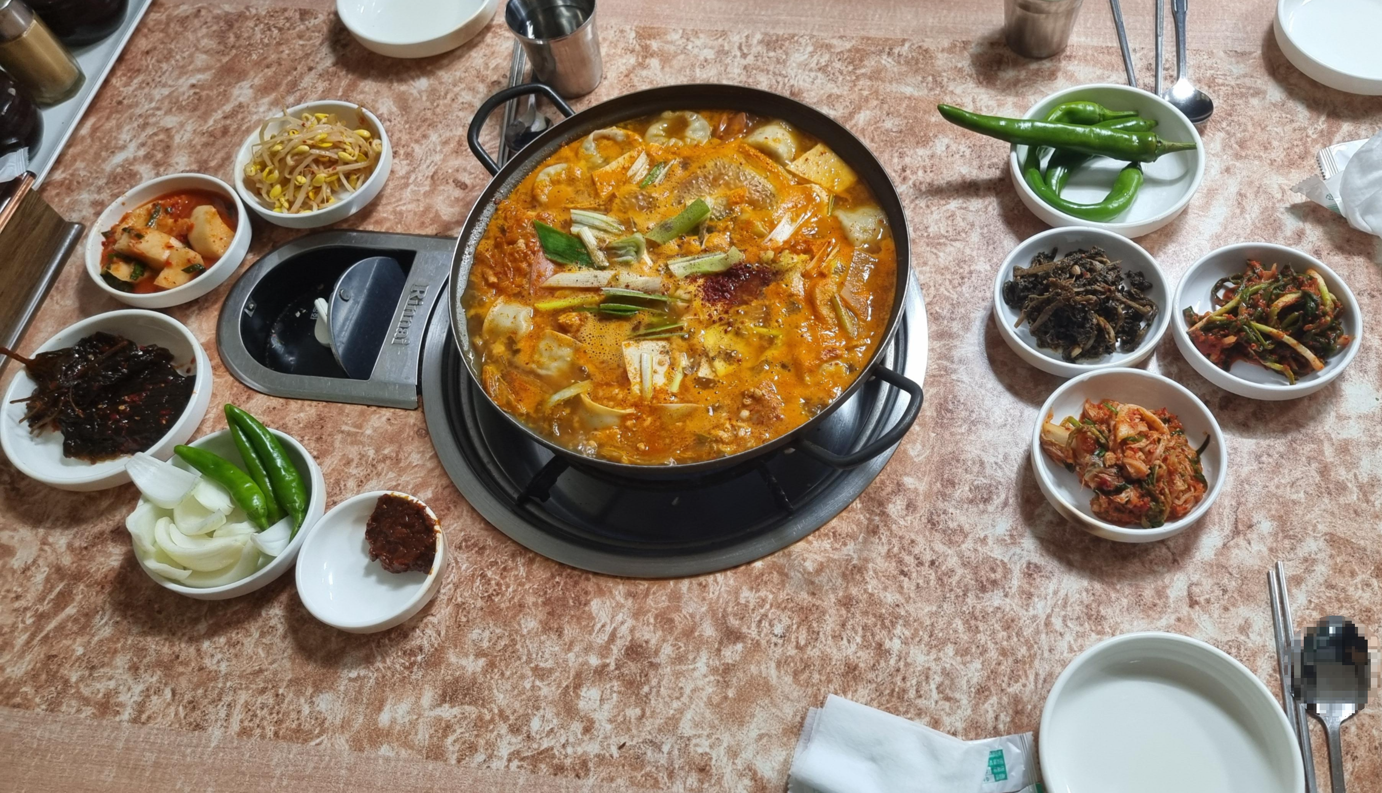 부대찌개와 함께 차려진 한상. 테이블이 꽉 차는 풍성함을 자랑합니다.