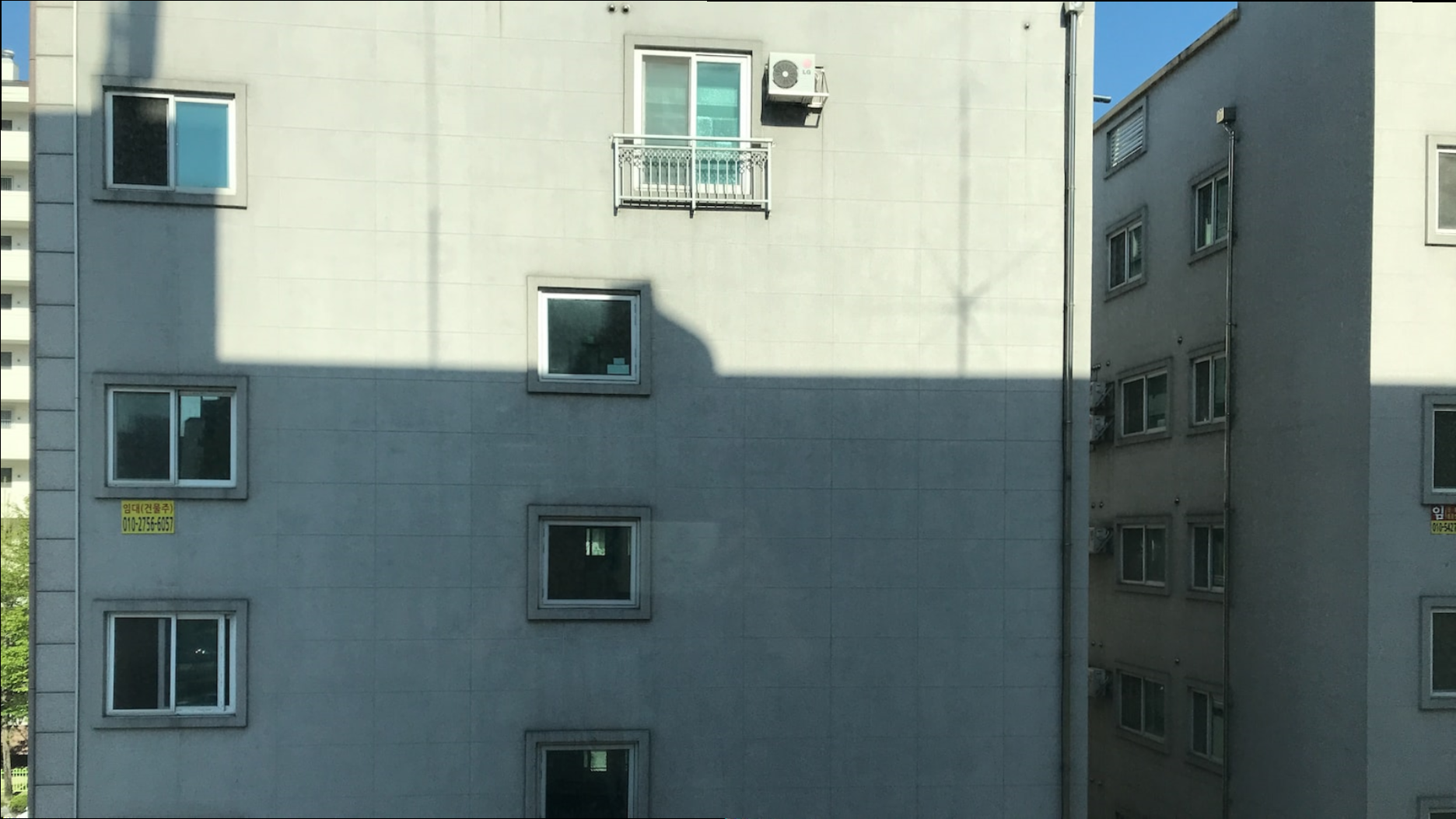 건물이 보이고 세로로 3개씩 2열로 나열된 사진