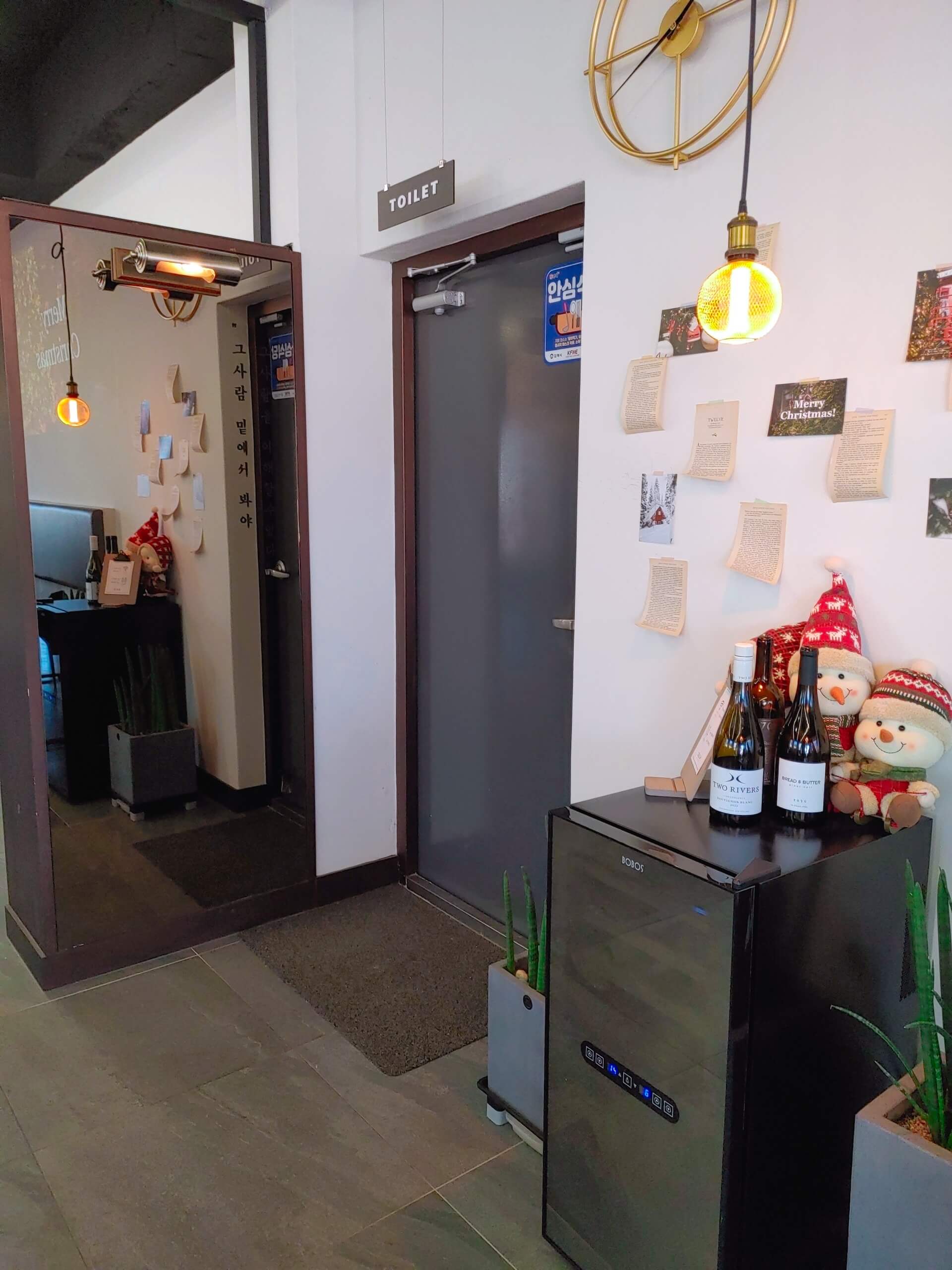김해-주촌-퓨전레스토랑-효도리-화장실-와인냉장고