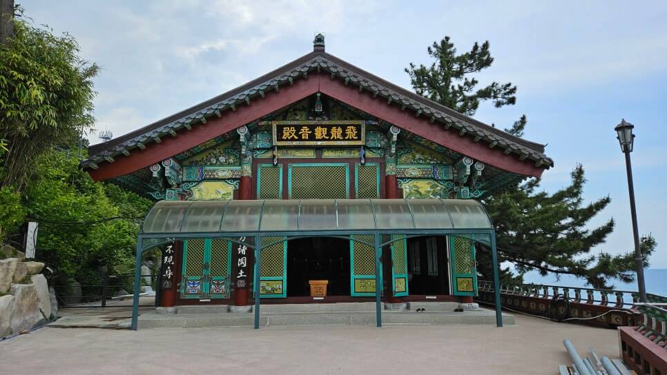 양양 휴휴암 : 동해 바다 위에 자리한 기도의 공간 바다와 함께하는 특별한 사찰