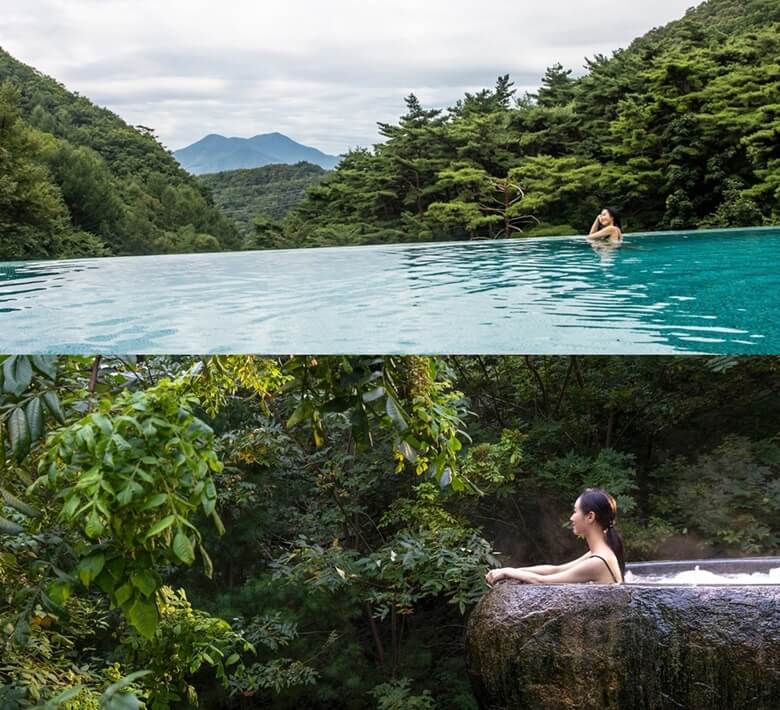 위쪽사진은 충북제천 포레스트 리솜 해브나인 힐링온천으로 수영장보 크기의 온천장에 한여성이 외부 온천에 들어가서 상부만 노출된 상태에서 소나무숲이 울창한 숲속을 바라보는 옆모습이며 아래쪽 사진은 숲속에 있는 돌로 만들어진 둥근 모양의 온천으로 가족규모 크기의 온천장에 몸을 담그고 숲속을 바라보는 모습