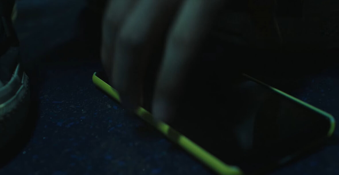 핸드폰줍는장면