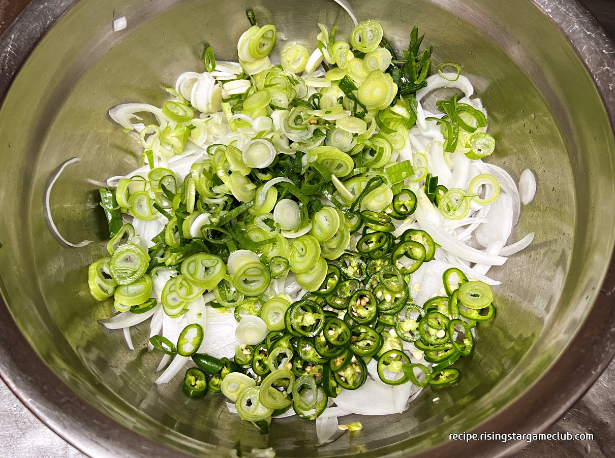 깻잎 김치 양념을 위해 양파, 파, 고추를 양푼에 담아 놓은 사진