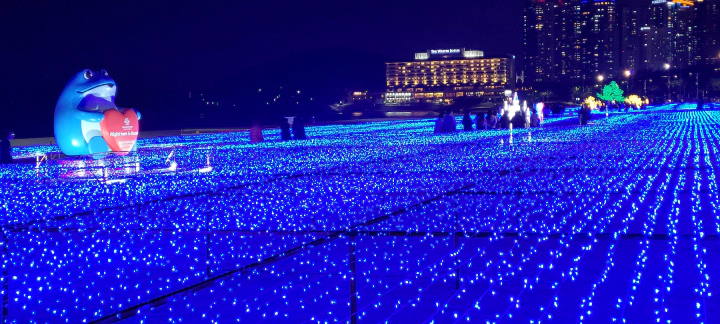 푸른 빛의 해운대 해변. 멀리 웨스틴 조선