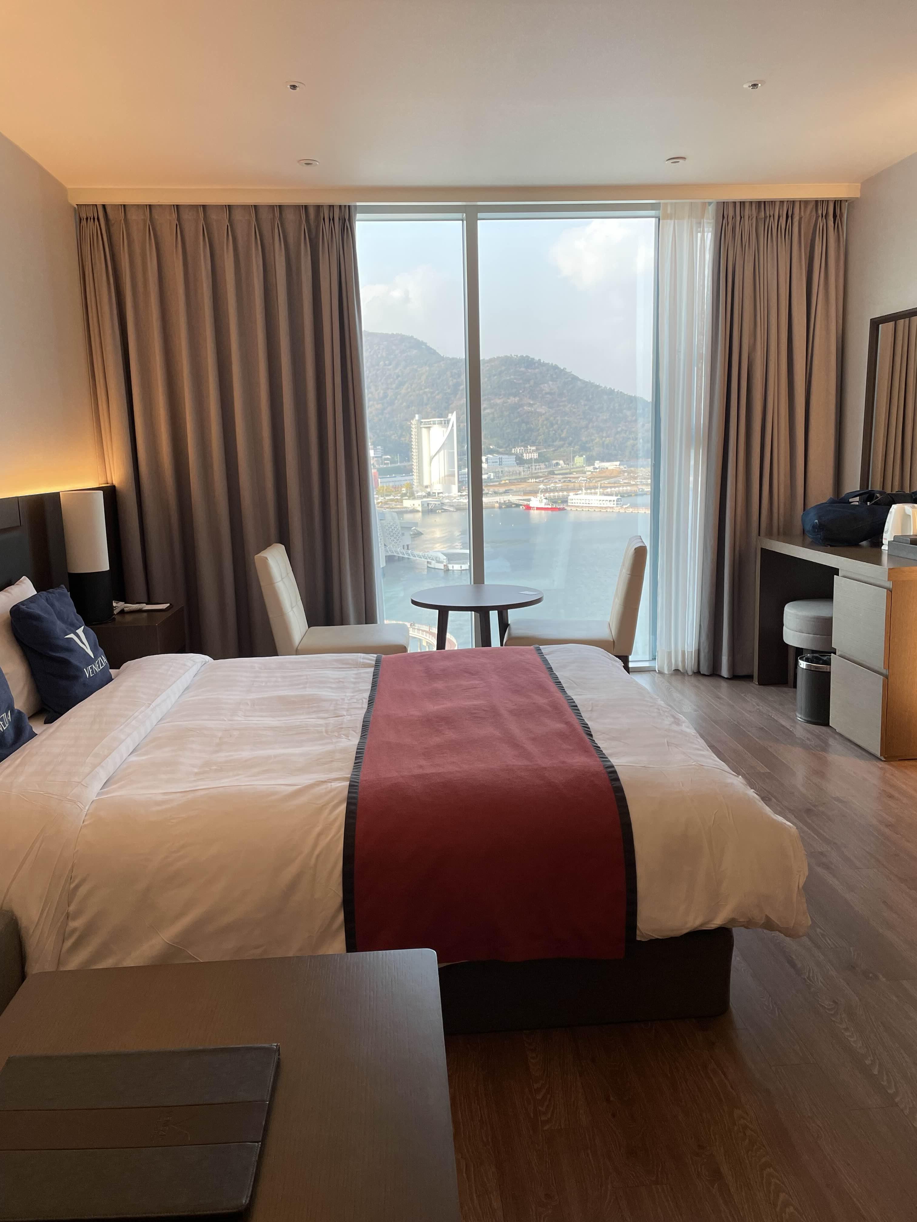 호텔 침대와 외부 사진