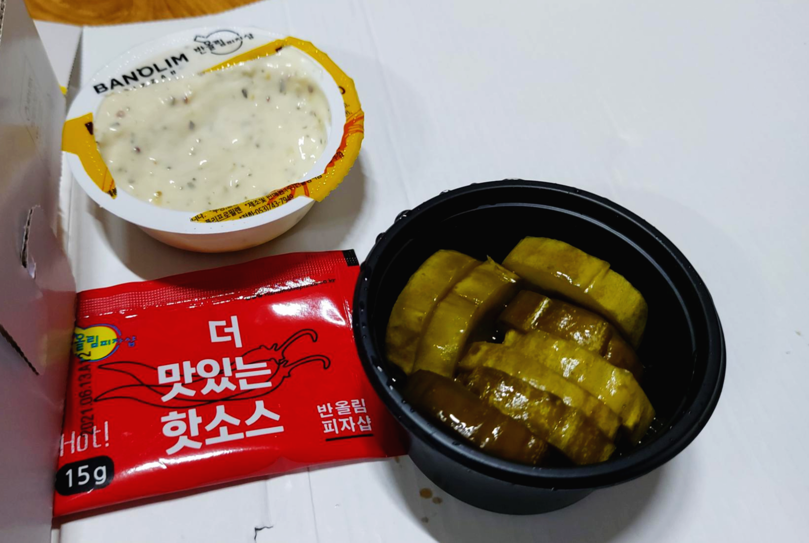 핫소스와 피클 반올림피자샵 핫소스와 피클