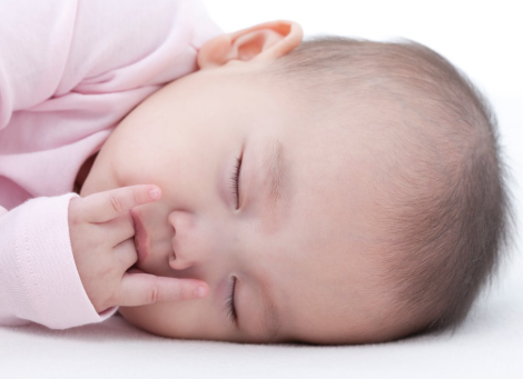 아기가 손가락 빠는 이유와 대처법