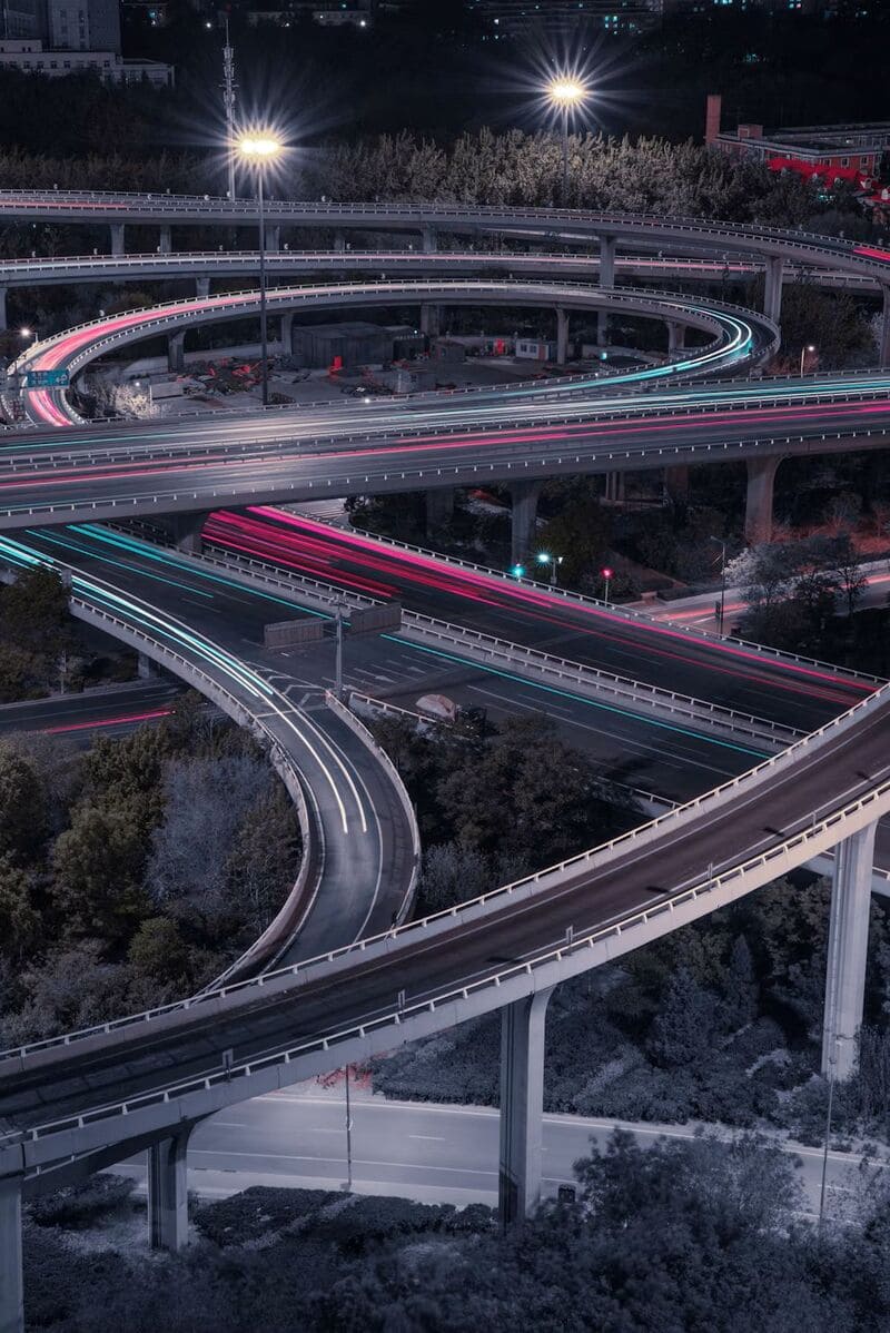 야경 속 조명 흐름이 선명하게 보이는 텐진의 복잡한 고속도로 인터체인지