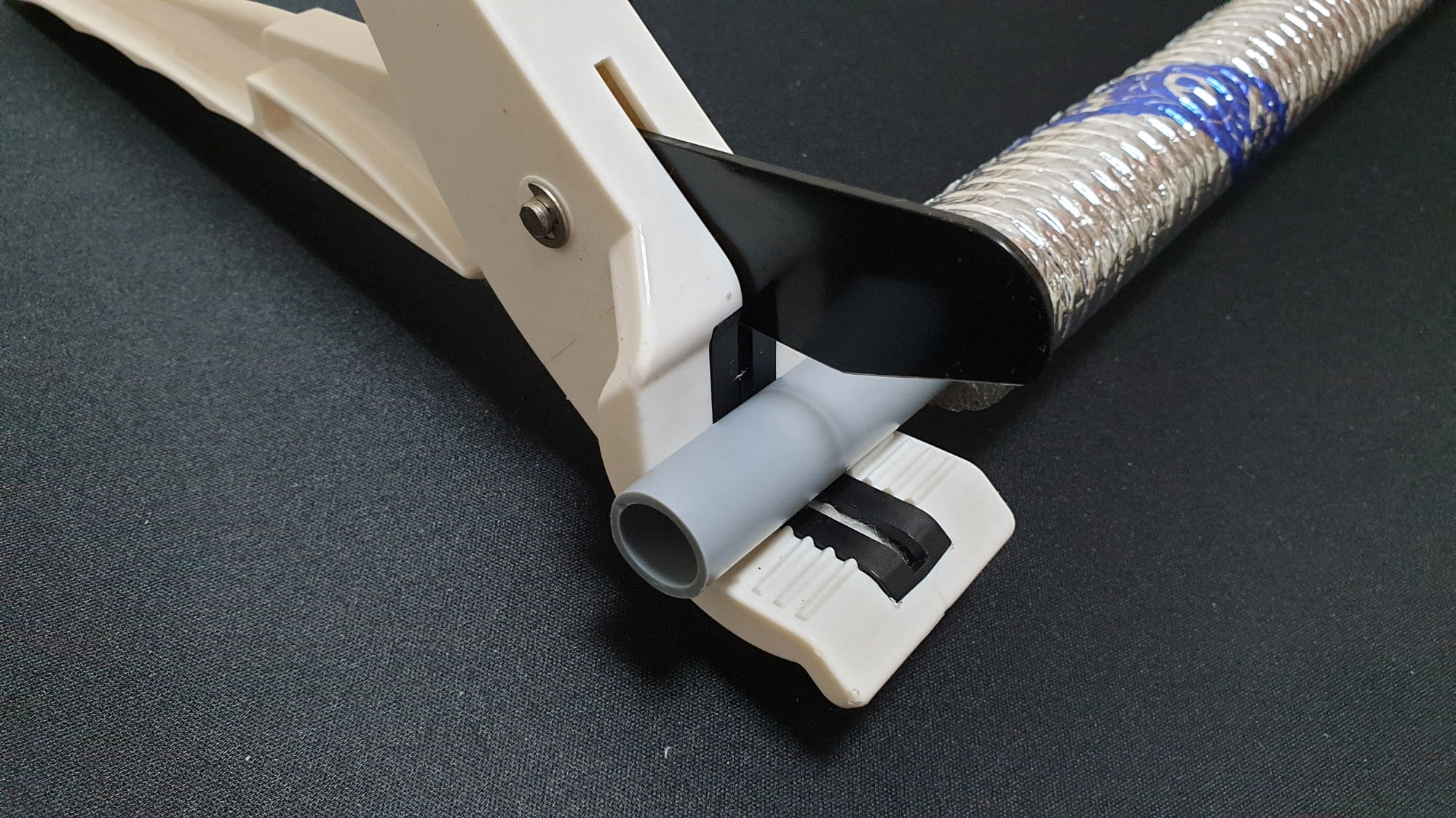 에이콘 파이프 자르는 모습