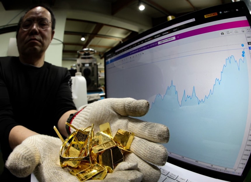 서울 종로구 한국표준금거래소 공장에서 관계자가 작업을 하고 있다.