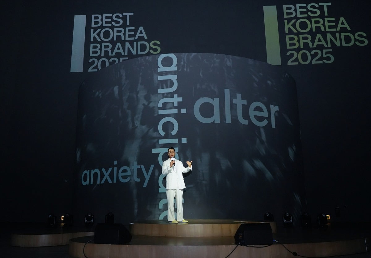 6월 17일 그랜드 워커힐 서울 빛의 시어터에서 열린 ‘2025년 베스트 코리아 브랜드’에서 인터브랜드 문지훈 글로벌 대표 파트너가 ‘브랜드 정반합(正反合)’을 주제로 브랜드 전략 인사이트를 발표하고 있다.