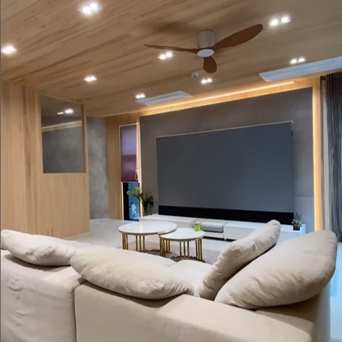 넓은 거실, 소파와 TV모니터