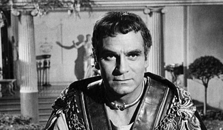 크라수스 역을 맡은 로렌스 올리비에의 모습