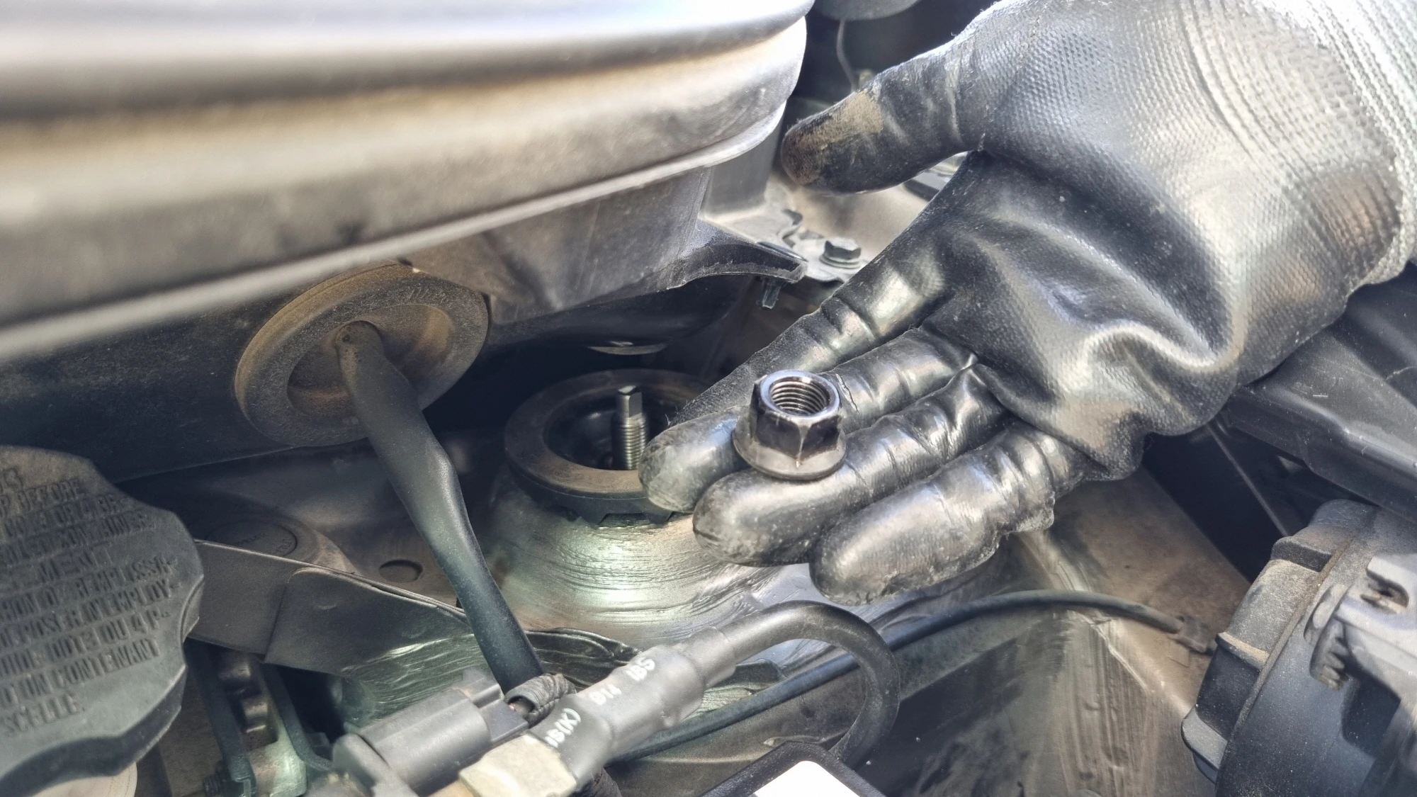 고정 너트 빼낸 모습