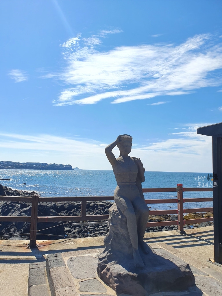 제주 구엄리 돌염전 해녀 조각상