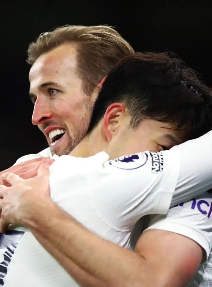 손흥민과-해리케인이-포옹하고-있는-사진