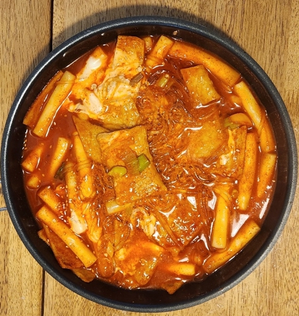 밀키트 간식으로 즐기는 오프라이스 떡볶이가 완성된 모습의 사진입니다.