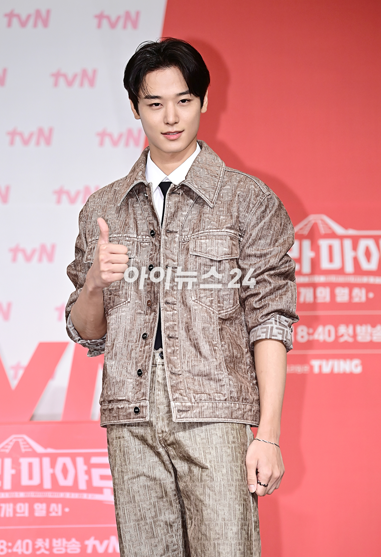 배우 김성균, 차승원, 더보이즈 주연이 1일 오후 서울 마포구 서울가든호텔에서 열린 tvN '형따라 마야로 : 아홉 개의 열쇠' 제작발표회에서 포토타임을 갖고 있다. [사진=곽영래 기자]