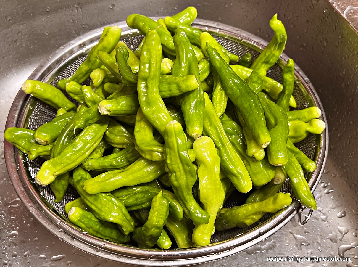 잘 씻어 채반에 담아 놓은 꽈리 고추 사진