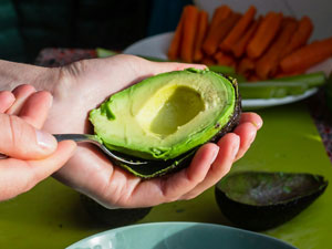 아보카도 자르는법 - 스쿱으로 퍼내기