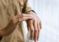 손에 로션을 바르는 모습