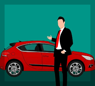 중고차 판매인이 차 옆에 서있다