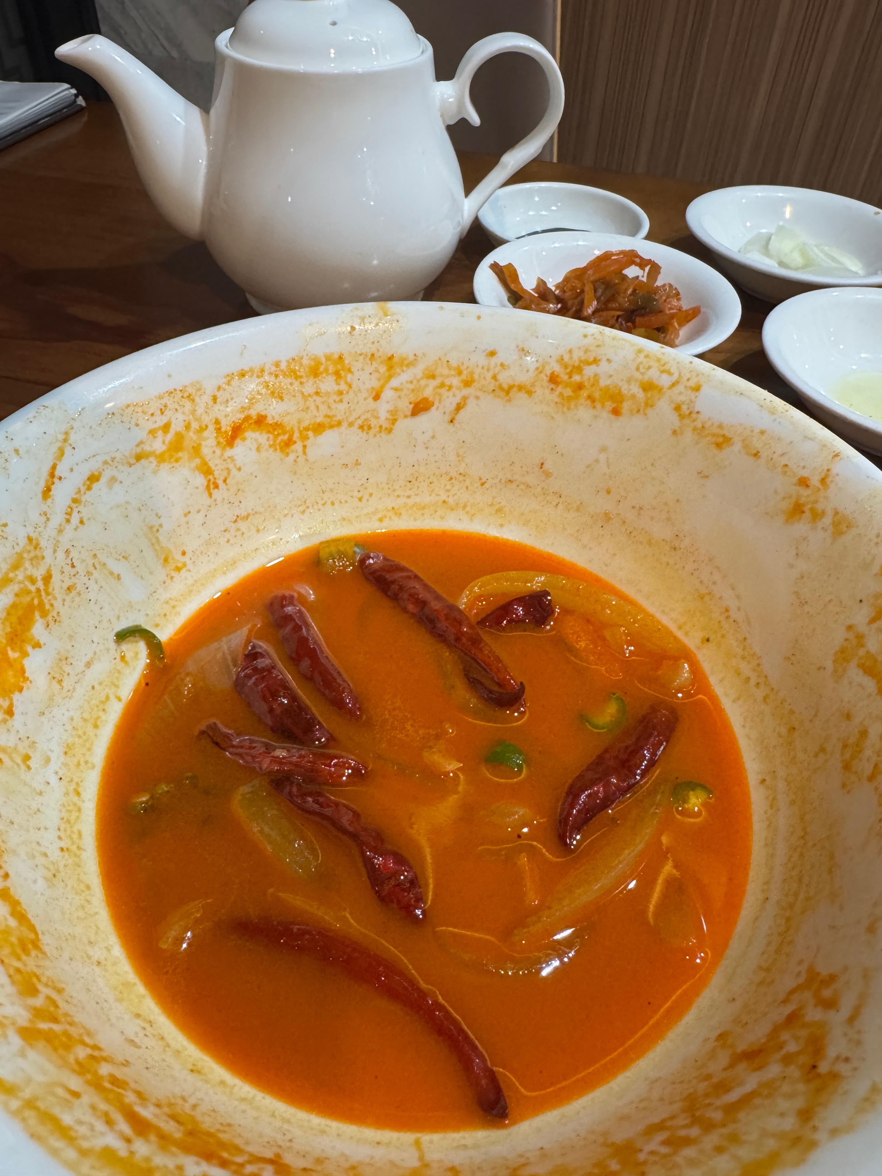 신봉동 가잔니 고추짬뽕 &ndash; 면과 해물을 다 먹고 얼마 안남은 국물이 담긴 그릇 사진