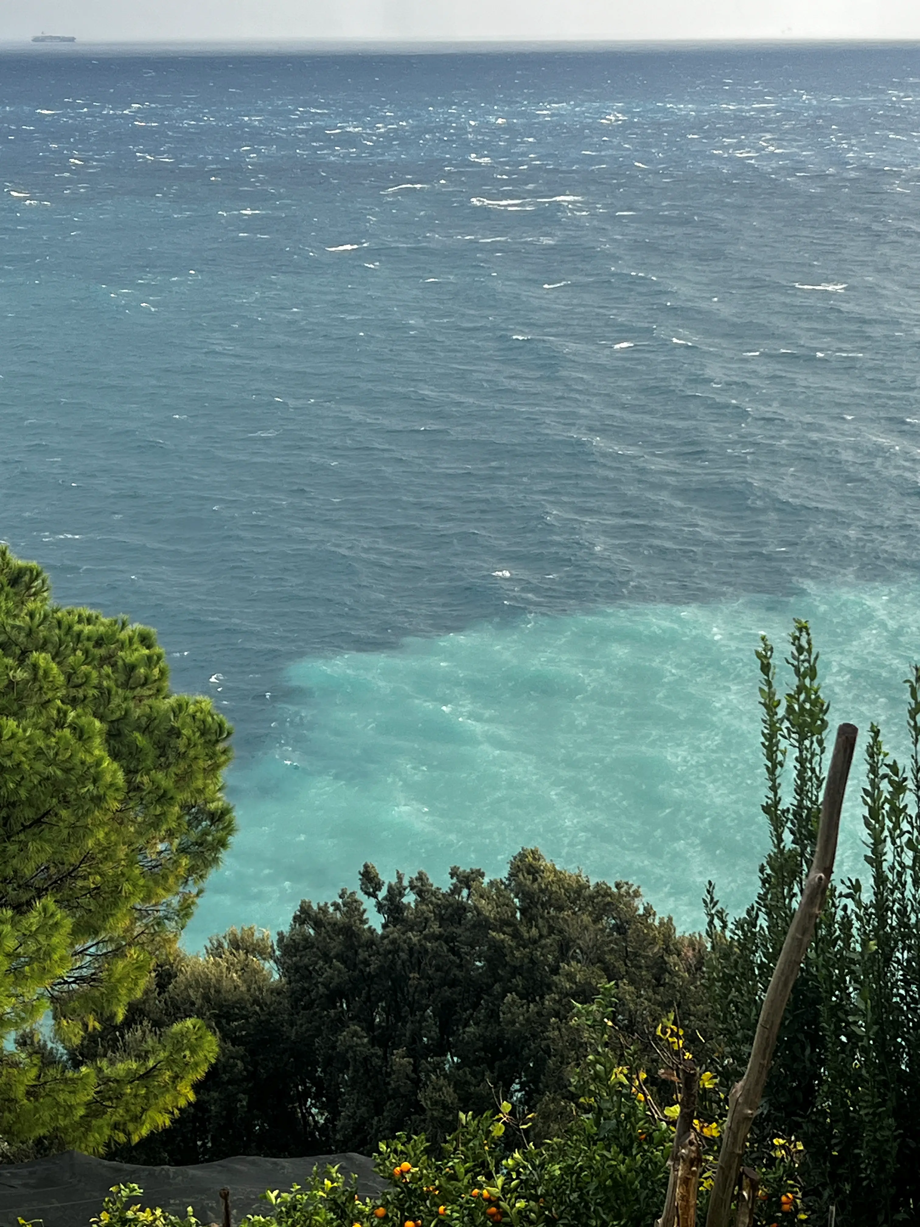 아말피-근처-바다-애매랄드색-짙은청색