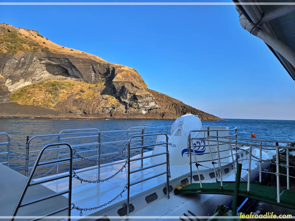 제주-우도잠수함-우도앞-대기중인-잠수함