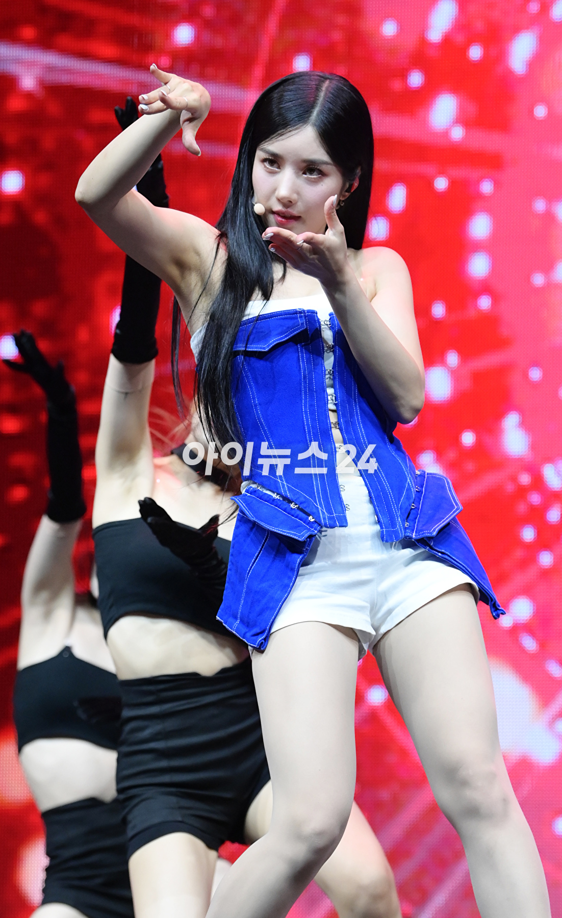 가수 권은비가 2일 오후 서울 용산구 블루스퀘어에서 진행된 첫 번째 싱글앨범 '더 플래시(The Flash)' 발매 기념 쇼케이스에 참석하고 있다. [사진=정소희 기자]