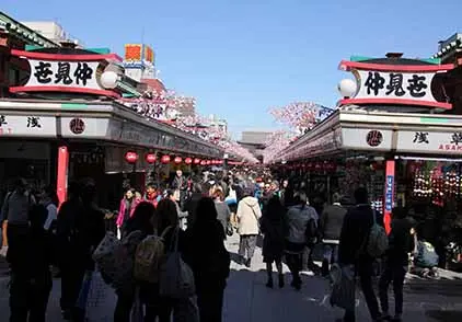 아사쿠사 나카미세도리 거리 이미지입니다.