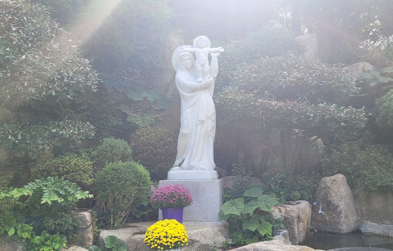 부산 남천성당 성모자상
