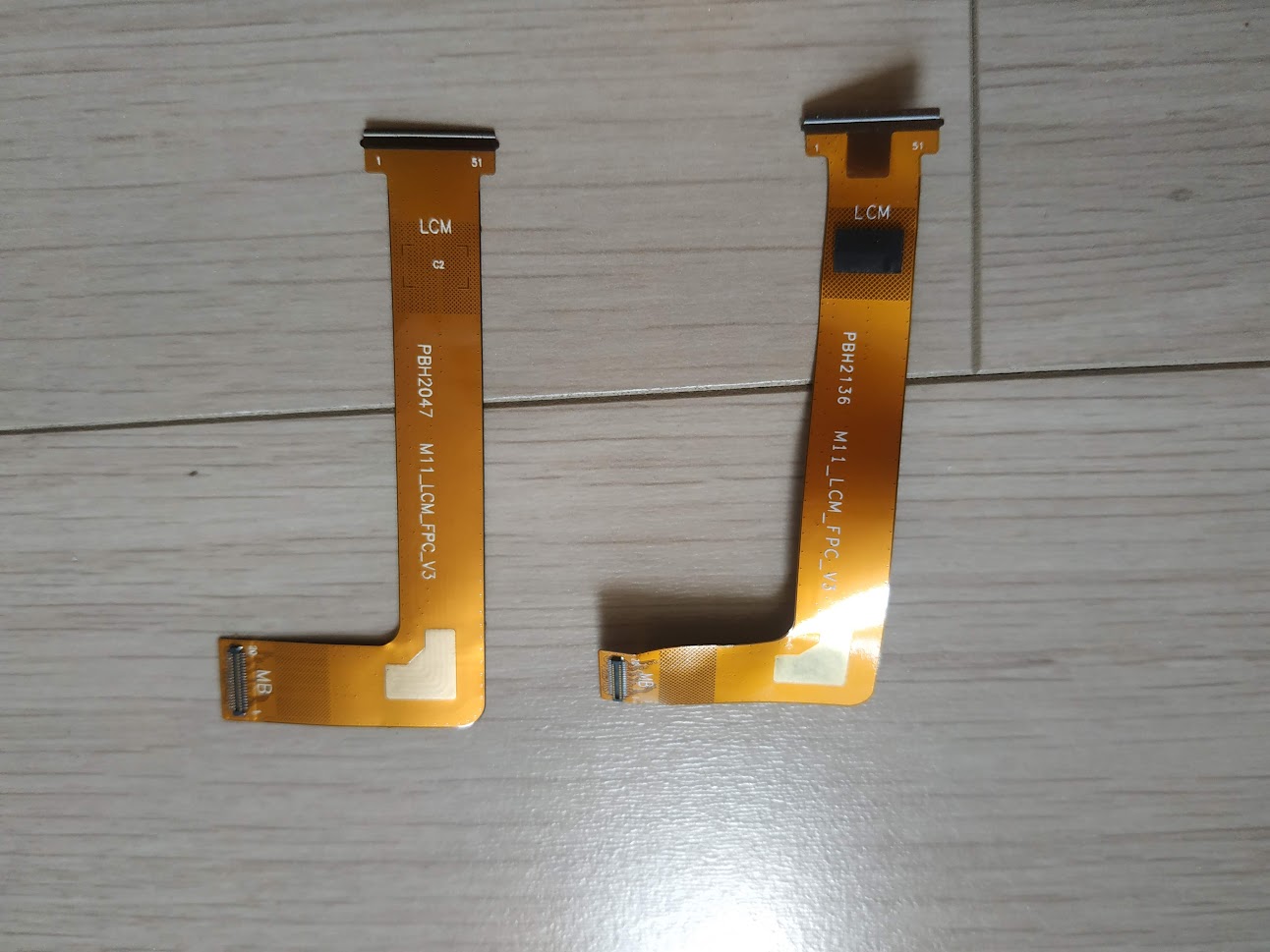 Lenovo P11 플렉스 케이블. 정품과 교체용 비교 사진