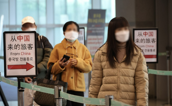 중국발-전용통로로-입국하는-중국관광객