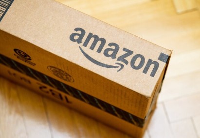 아마존이라고 영어로 적혀 있는 종이 박스