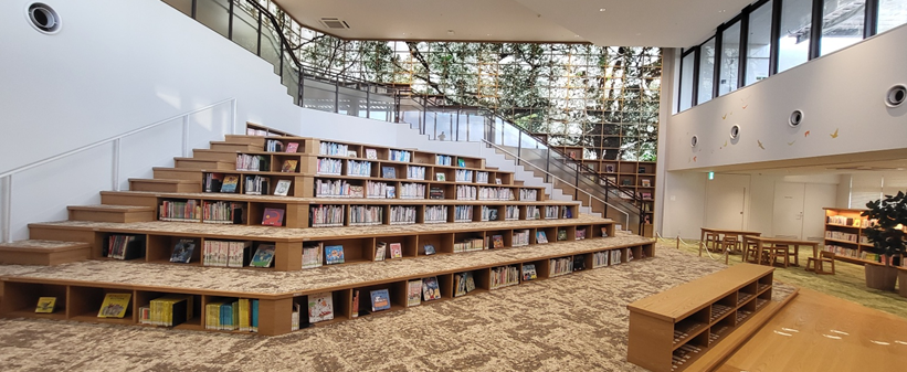 츠타야와 함께 있는 와카야마시민도서관 4층 어린이도서관