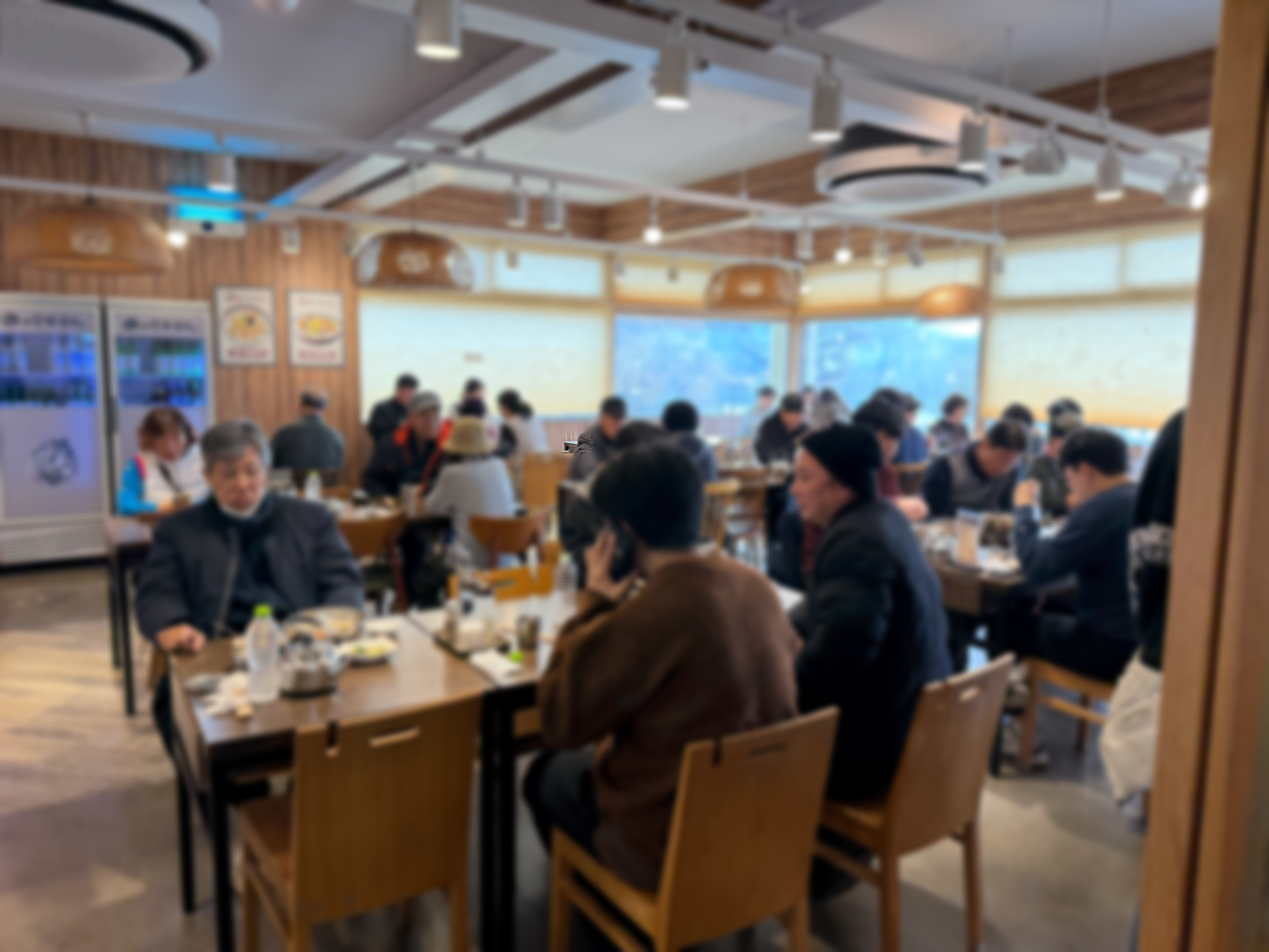 춘천 시골막국수 매장 내부, 점심시간 만석 전경